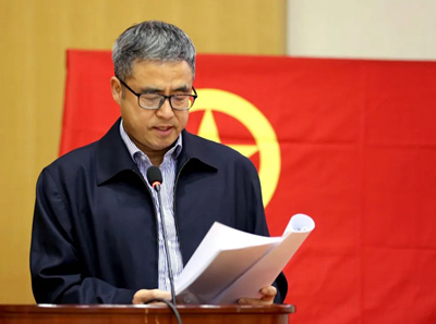 公司黨委委員、副總經(jīng)理、總工程師曹堅(jiān)宣讀表彰決定.jpg